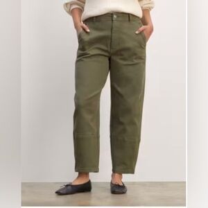 everlane utility barrel pant in kalamata size 2